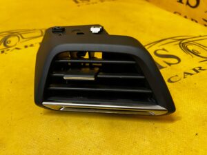 KRATKA NAWIEWU DESKI KONSOLI PRZÓD LEWA LEWY PEUGEOT 2008 II