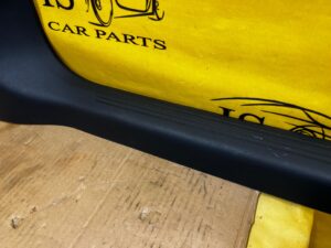 PLASTIK OSŁONA PROGU SŁUPKA A PRZÓD PRAWY MERCEDES A W177