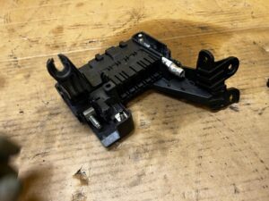 SKRZYNKA MODUŁ BEZPIECZNIKÓW MERCEDES GL X166