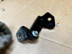 ZAWIAS DRZWI TYŁ LEWY FORD ESCAPE MK4 UM