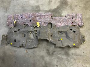 WYGŁUSZENIE WYKŁADZINA ŚCIANY GRODZIOWEJ TOYOTA AURIS II 1.8 HYBRID EU