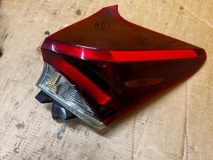 LAMPA TYŁ TYLNA PRAWY PRAWA W BŁOTNIK LED TOYOTA AURIS II LIFT HB