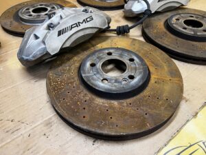 KPL TARCZE KLOCKI ZACISKI HAMULCOWE PRZÓD TYŁ MERCEDES A W177 A35 AMG 2.0 B