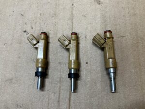 WTRYSKIWACZ WTRYSK PALIWA TOYOTA AURIS II 1.8 HYBRID