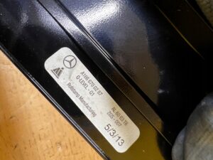 LISTWA SZYBY KAROSERYJNEJ BŁOTNIKA TYŁ PRAWA PRAWY MERCEDES GL X166