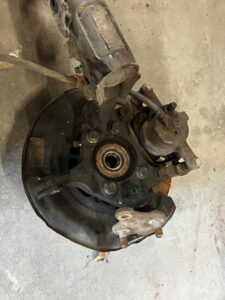 ZWROTNICA AMORTYZATOR MCPHERSON PRZÓD LEWY TOYOTA AURIS II 1.8 HYBRID