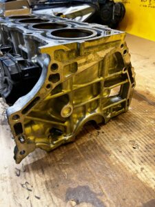 BLOK SILNIKA SŁUPEK PANEWKI TOYOTA RAV4 V 2.5 HYBRID XA25A