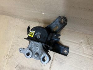 ŁAPA PODUSZKA WSPORNIK MOCOWANIE SILNIKA TOYOTA AURIS II 1.8 HYBRID