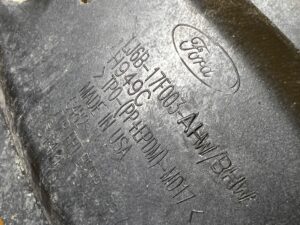 ZNACZEK LOGO EMBLEMAT ZDERZAKA PRZÓD FORD KUGA MK3 ESCAPE MK4