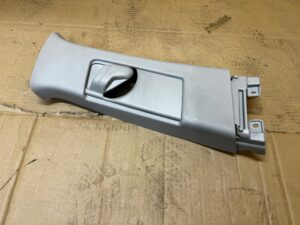 POSZYCIE OSŁONA SŁUPKA ŚRODKOWEGO B PRAWY PRAWA TOYOTA AURIS II