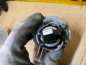 OSŁONA ZAŚLEPKA GŁOŚNIK DRZWI TYŁ PRAWY ALPACA GRAY MERCEDES GL X166