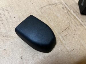 2 X OSŁONA ZAŚLEPKA MOCOWANIA PASA BEZPIECZEŃSTWA PRZÓD TOYOTA AURIS II