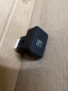 PRZYCISK WŁĄCZNIK PRZEŁĄCZNIK HAMULCA RĘCZNEGO TOYOTA AURIS II