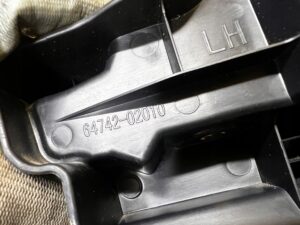 UCHWYT MOCOWANIE PODŁOGI PÓŁKI BAGAŻNIKA TYŁ LEWY TOYOTA AURIS II HB