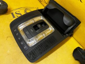 LAMPKA OŚWIETLENIE PODSUFITKI PRZÓD SZYBERDACH SOS SCHOWEK MERCEDES A W177