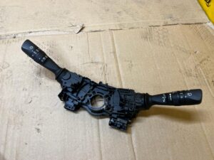 PAJĄK MANETKI PRZEŁĄCZNIK ZESPOLONY TOYOTA AURIS II EU