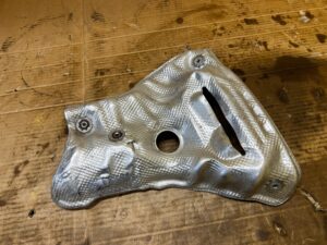 BLACHA OSŁONA TERMICZNA KATALIZATORA TOYOTA RAV4 V 2.5 HYBRID