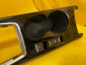 RAMKA OSŁONA DEKOR TUNEL ŚRODKOWY MANUAL PIANO BLACK PEUGEOT 2008 II EU