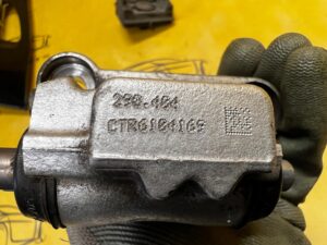 SILNICZEK SIŁOWNIK HAMULCA RĘCZNEGO TYŁ LEWY PORSCHE PANAMERA 970 I LIFT