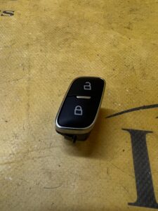 PRZYCISK PRZEŁĄCZNIK CENTRALNEGO ZAMKA DRZWI PRZÓD LEWY FORD ESCAPE MK4