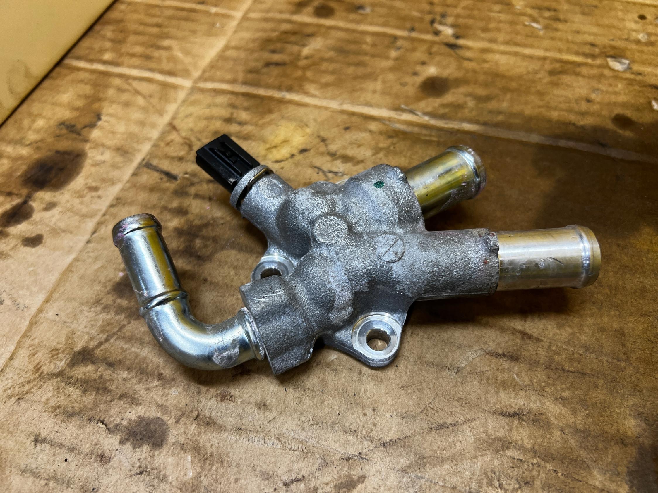 KRÓCIEC WODY CZUJNIK TEMPERATURY SILNIKA TOYOTA RAV4 V 2.5 HYBRID