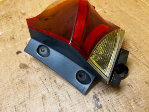 LAMPA TYŁ TYLNA PRAWY PRAWA W BŁOTNIK LED TOYOTA AURIS II LIFT HB