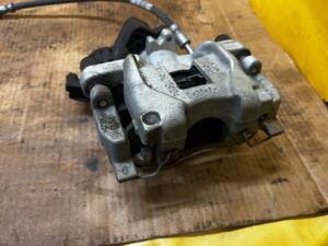 ZACISK HAMULCOWY ELEKTRYCZNY TYŁ LEWY FORD ESCAPE MK4 KUGA MK3