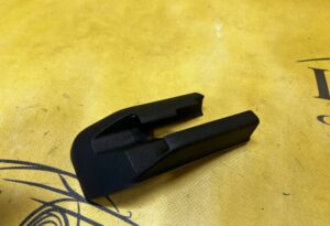 OSŁONA PROWADNICY SZYNY FOTELA PRZÓD PRAWY MERCEDES A W177