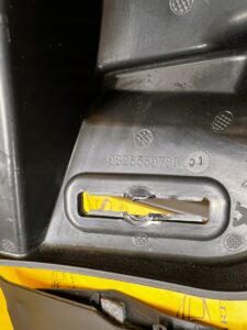 ŚLIZG WSPORNIK MOCOWANIE BŁOTNIKA PRZÓD PRAWY PRAWE PEUGEOT 2008 II