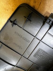 ZAŚLEPKA OSŁONA BOCZKA TAPICERKI BAGAŻNIKA PRAWA TOYOTA AURIS II HB