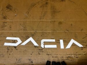 EMBLEMAT ZNACZEK NAPIS POKRYWY TYŁ BAGAŻNIKA DACIA SANDERO III