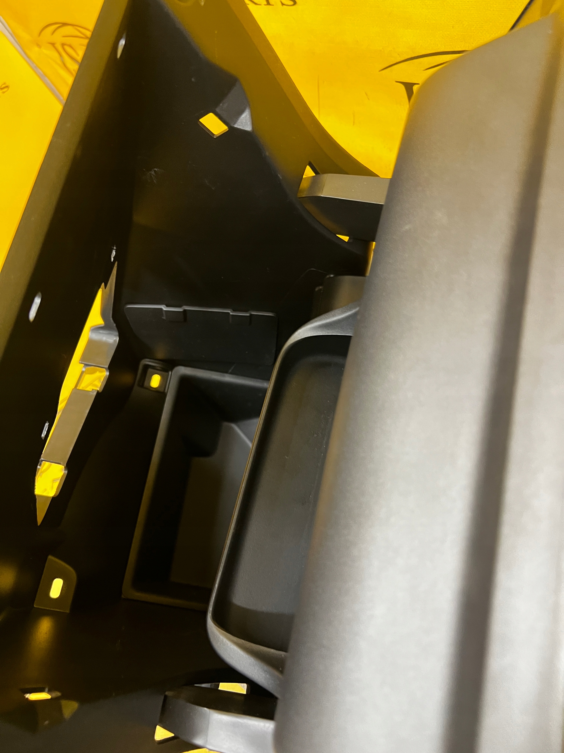 SCHOWEK PASAŻERA DESKI KONSOLI PRAWY PEUGEOT 2008 II EU