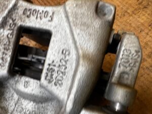 ZACISK HAMULCOWY ELEKTRYCZNY TYŁ PRAWY FORD ESCAPE MK4 KUGA MK3