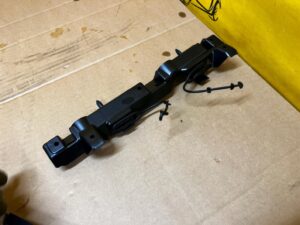 MOCOWANIE UCHWYT POSZYCIA OSŁONY SŁUPKA A PRZÓD LEWY FORD ESCAPE MK4