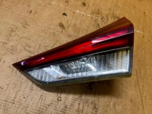 LAMPA TYŁ TYLNA PRAWY PRAWA W KLAPĘ LED TOYOTA AURIS II LIFT HB