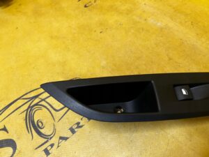 PANEL PRZYCISK PRZEŁĄCZNIK SZYBY DRZWI TYŁ LEWY PEUGEOT 2008 II