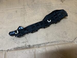 ŚLIZG MOCOWANIE WSPORNIK ZDERZAKA TYŁ PRAWY TOYOTA AURIS II HB