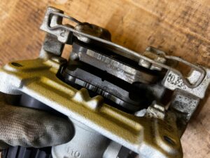 ZACISK HAMULCOWY ELEKTRYCZNY TYŁ LEWY FORD ESCAPE MK4 KUGA MK3