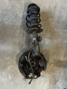 ZWROTNICA AMORTYZATOR MCPHERSON PRZÓD LEWY TOYOTA AURIS II 1.8 HYBRID