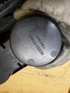 SCHOWEK UCHWYT NA KUBKI CUPHOLDER TUNELU ŚRODKOWEGO TOYOTA AURIS II EU