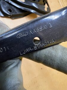 KOMPLET ZAWIASY MASKI POKRYWY SILNIKA FORD ESCAPE MK4 UM