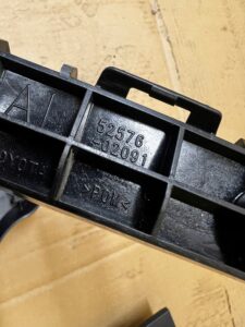 ŚLIZG MOCOWANIE WSPORNIK ZDERZAKA TYŁ LEWY TOYOTA AURIS II HB