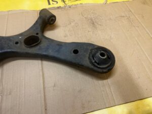 WAHACZ PRZÓD PRZEDNI LEWY TOYOTA AURIS II