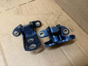 KOMPLET ZAWIASY DRZWI TYŁ PRAWY TOYOTA AURIS II