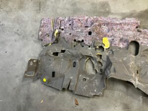 WYGŁUSZENIE WYKŁADZINA ŚCIANY GRODZIOWEJ TOYOTA AURIS II 1.8 HYBRID EU