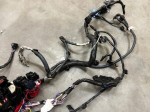 WIĄZKA INSTALACJA SKRZYNKA BEZPIECZNIKÓW TOYOTA AURIS II 1.8 HYBRID