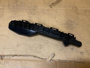 ŚLIZG MOCOWANIE WSPORNIK ZDERZAKA TYŁ LEWY TOYOTA AURIS II HB