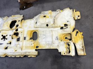 WYGŁUSZENIE WYKŁADZINA ŚCIANY GRODZIOWEJ TOYOTA AURIS II 1.8 HYBRID EU