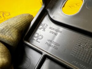 ŚLIZG MOCOWANIE WSPORNIK ZDERZAKA PRZÓD PRAWY PEUGEOT 2008 II