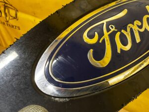 ZNACZEK LOGO EMBLEMAT ZDERZAKA PRZÓD FORD KUGA MK3 ESCAPE MK4